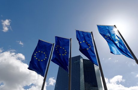 Des drapeaux de l'union europeenne flottent devant le siege de la banque centrale europeenne (bce) a francfort