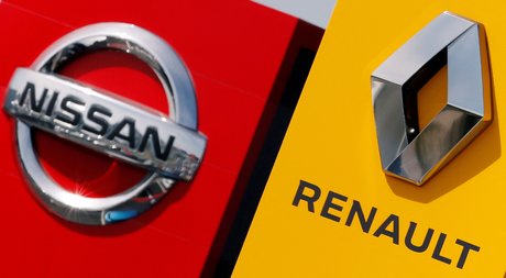 Les logos des constructeurs automobiles renault et nissan sont visibles devant les concessionnaires des entreprises a reims