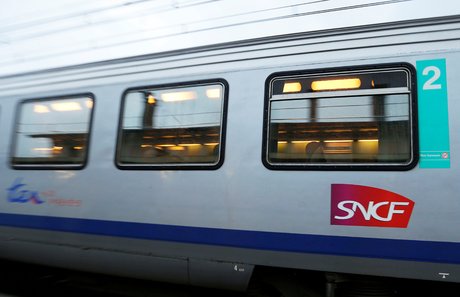 Le logo de la sncf est represente sur un train arrivant a la gare sncf de moissac
