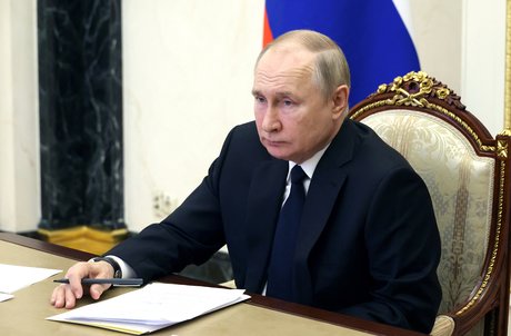 Le president russe poutine participe a une ceremonie via une liaison video a moscou