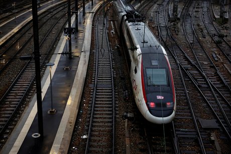 Un train a grande vitesse tgv arrive a la gare de l'est a paris