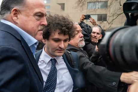 Le fondateur de ftx, sam bankman-fried, arrive le jour d'une audience au tribunal federal de manhattan