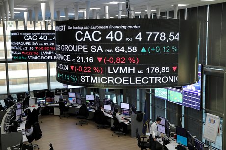 Le cours de l'indice cac 40 et les informations sur le cours des actions des entreprises sont affiches sur des ecrans suspendus au-dessus de la bourse de paris