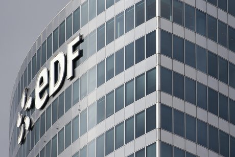 Photo d'archive du logo d'edf sur un immeuble du quartier de la defense a paris
