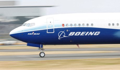 Un avion boeing 737 max lors d'une demonstration au salon international de l'aeronautique de farnborough