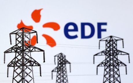L'illustration montre des miniatures de pylones de transmission d'energie electrique et le logo d'edf (electricite de france)