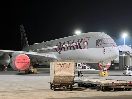 Une vue montre l'airbus a350 de qatar airways gare a l'exterieur du hangar de maintenance de qatar airways a doha