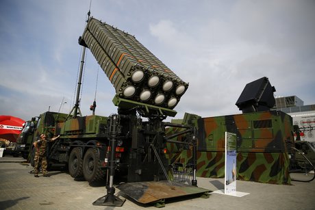 Des soldats presentent un systeme anti-missile samp/t de thales lors d'une foire militaire internationale a kielce