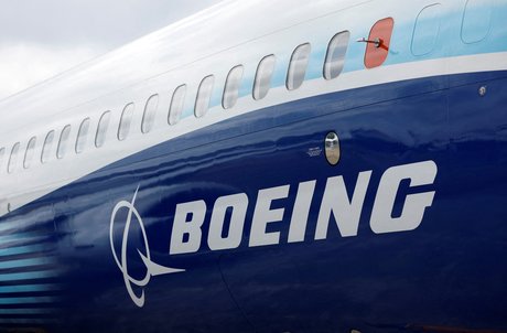 Le logo boeing sur un avion a farnborough, en grande-bretagne