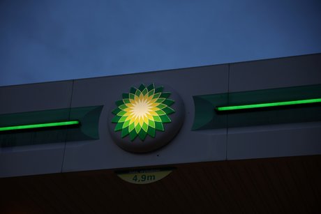 Le logo de british petrol bp a la station-service de pienkow, en pologne
