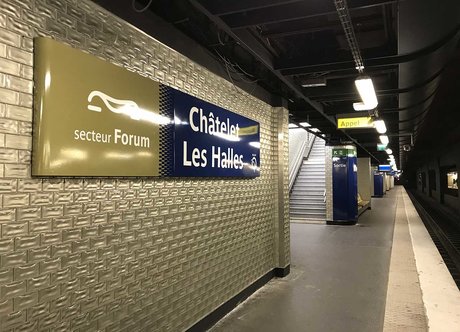 La signalétique en émail produit par Signaux girod dans le métro parisien