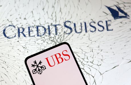 Illustration montre les logos ubs et credit suisse