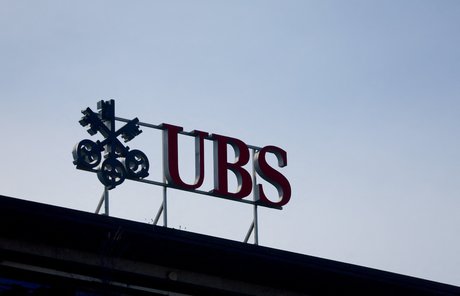 Un logo est visible au siege de la banque ubs a zurich