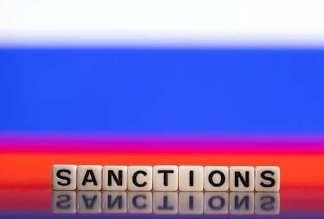 Illustration des lettres disant sanctions devant le drapeau russe