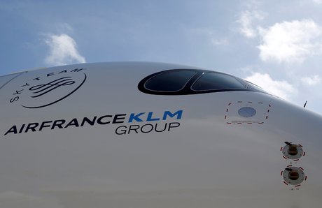 Photo d'archives du logo du groupe air france-klm est represente sur le premier airbus a350 d'air france lors d'une ceremonie au siege du constructeur aeronautique airbus a colomiers