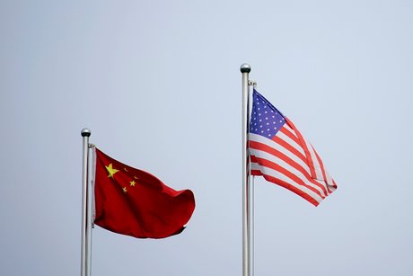 Photo d'archives d'un drapeau americain et d'un drapeau chinois