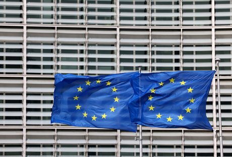 Les drapeaux europeens flottent devant le siege de la commission europeenne a bruxelles