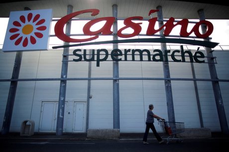 Photo du logo du detaillant francais casino a l'exterieur d'un supermarche a nantes