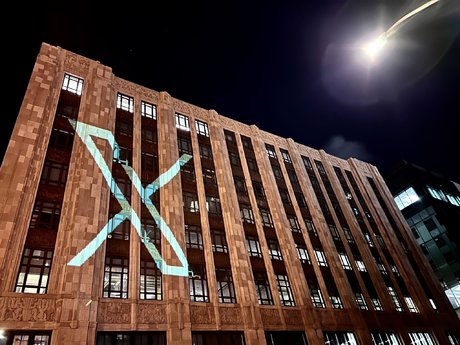 X Twitter logo sur immeuble
