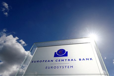 Le logo de la banque centrale europeenne (bce) est represente a l'exterieur de son siege a francfort