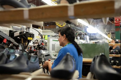 Une femme travaille dans une usine de chaussures a del rio, texas, etats-unis