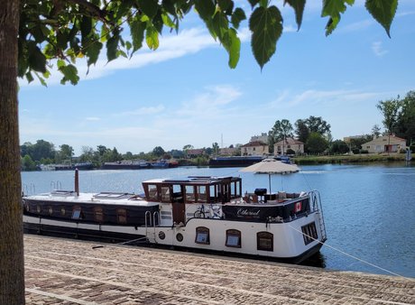 À la croisée de la Saône et du Canal de Bourgogne se trouve le plus grand port fluvial de France : Saint Jean-de-Losne.