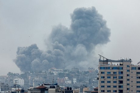 De la fumee s'eleve apres des frappes israeliennes a gaza