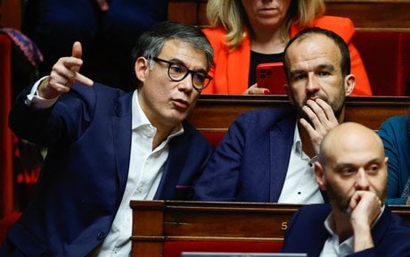 Les deputes olivier faure et manuel bompard assistent a un debat a paris, en france