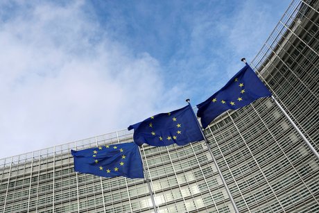 Des drapeaux de l'ue devant la commission europeenne a bruxelles
