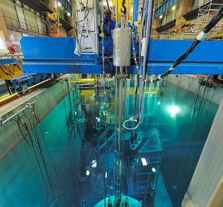 à l’intérieur du bâtiment, à l’échelle 1, le cœur d’un réacteur de centrale nucléaire avec sa piscine de 22 mètres de profondeur.