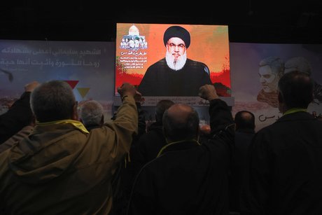 Photo du chef du hezbollah libanais sayyed hassan nasrallah s'adresse a ses partisans a travers un ecran lors d'une ceremonie marquant le quatrieme anniversaire de l'assassinat du general qassem soleimani, commandant militaire iranien