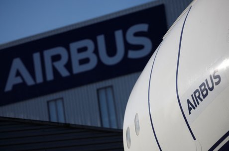 Logo airbus a l'usine airbus de saint-nazaire