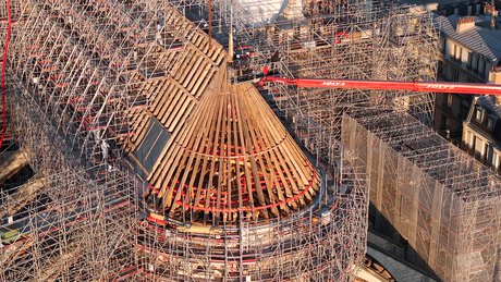 Le 12 janvier dernier, Joly Location a terminé l’assemblage des toutes dernières pièces de la charpente en bois du chœur de l’édifice