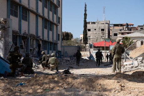 Des soldats israeliens dans un lieu indique comme l'hopital nasser a gaza
