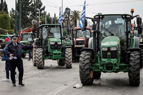 Les agriculteurs quittent athenes apres une manifestation