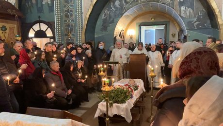 Des gens assistent aux funerailles du politicien de l’opposition russe alexei navalny dans une eglise de moscou
