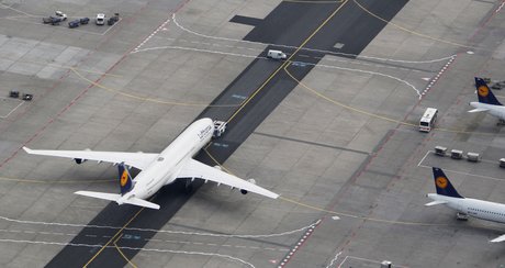 Un avion de la lufthansa sur le tarmac de l'aeroport de francfort