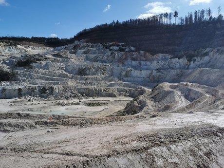 Carrière de kaolins de Beauvoir, dans l'Allier. Site qui pourrait accueillir la future mine de lithium Emili.