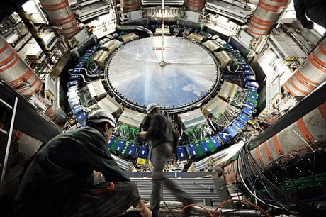 CERN : expérience CMS reliée au LHC