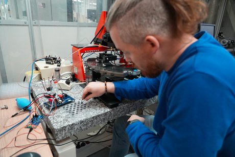 Un salarié de Silmach qui conçoit les micro-capteurs