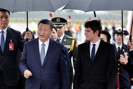 Le premier ministre francais gabriel attal accueille le president chinois xi jinping a son arrivee a l'aeroport d'orly pour une visite d'etat de deux jours en france