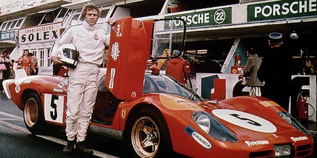 Dans le film « Le Mans », Steve McQueen dispute la course au volant d’une Porsche 917 et livre bataille aux Ferrari 512 S (photo).