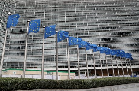 Les drapeaux de l'union europeenne devant le siege de la commission europeenne a bruxelles