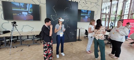 Les consommateurs expérimente les casques en réalité virtuelle