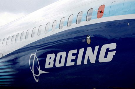 Le logo boeing est visible sur le cote d'un boeing 737 max