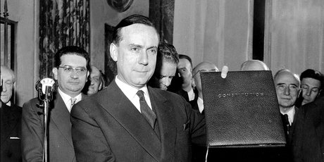 Michel Debré, ministre de la Justice, présentant le 6 octobre 1958 le texte de la Constitution revêtu du sceau de la République.