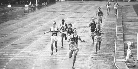 Le champion français Michel Jazy (dossard 124), alors en tête dans la dernière ligne droite, échoue à la 4e place du 5000 mètres, le 18 octobre 1964 aux JO de Tokyo.