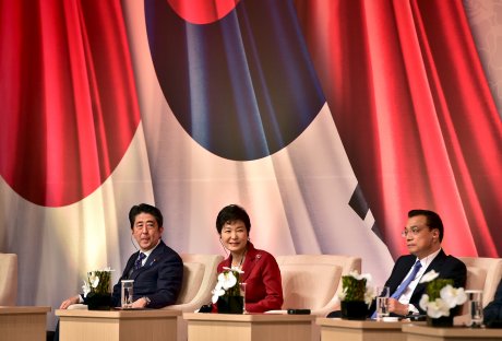La présidente sud-coréen Park Geun-hye, le Premier ministre japonais Shinzo Abe et le Premier ministre chinois Li Keqiang lors d'une rencontre à Séoul le 1er novembre 2015