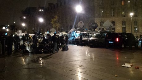 République caméras attentats terroristes de Paris place de la République dimanche soir 15 novembre 15.11.2015 médias du monde entier caméras reporters de guerre