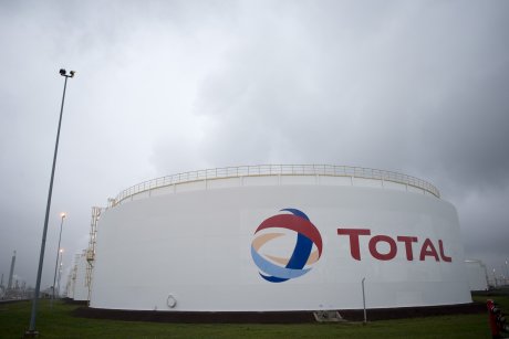 Raffinerie du pétrolier français Total avec ciel nuageux, novembre 2014